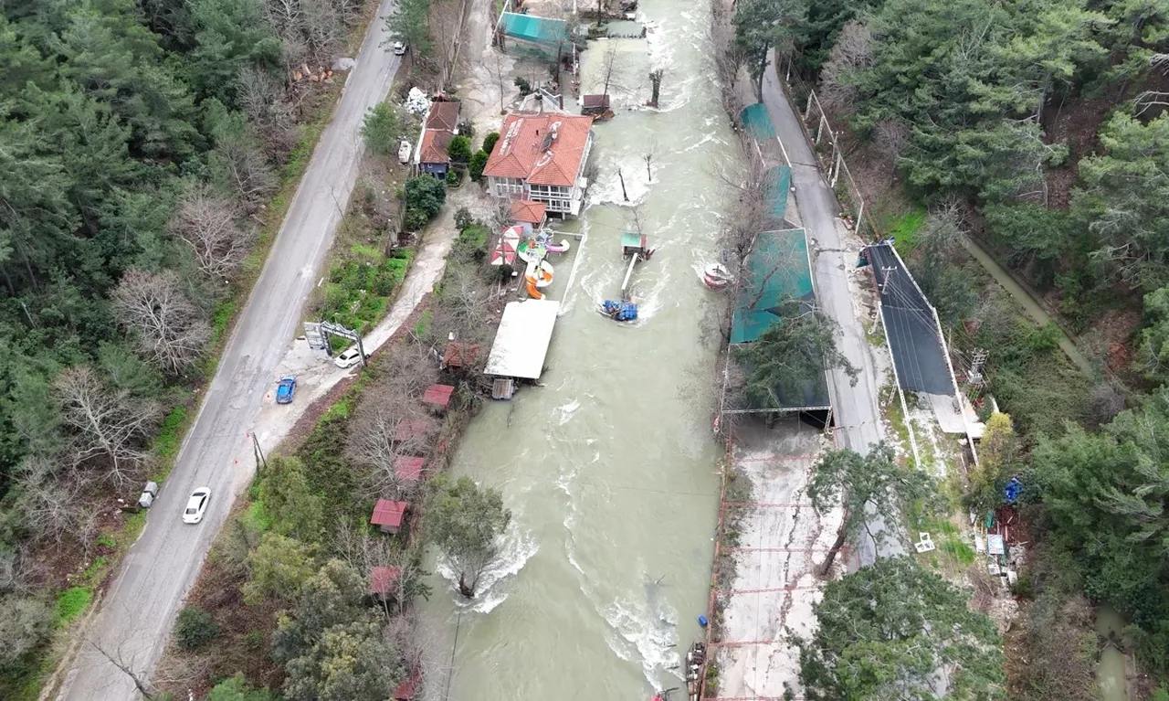 18 ilde sel sonrası korkutan manzara! Akdeniz’in yarısını çamur kapladı