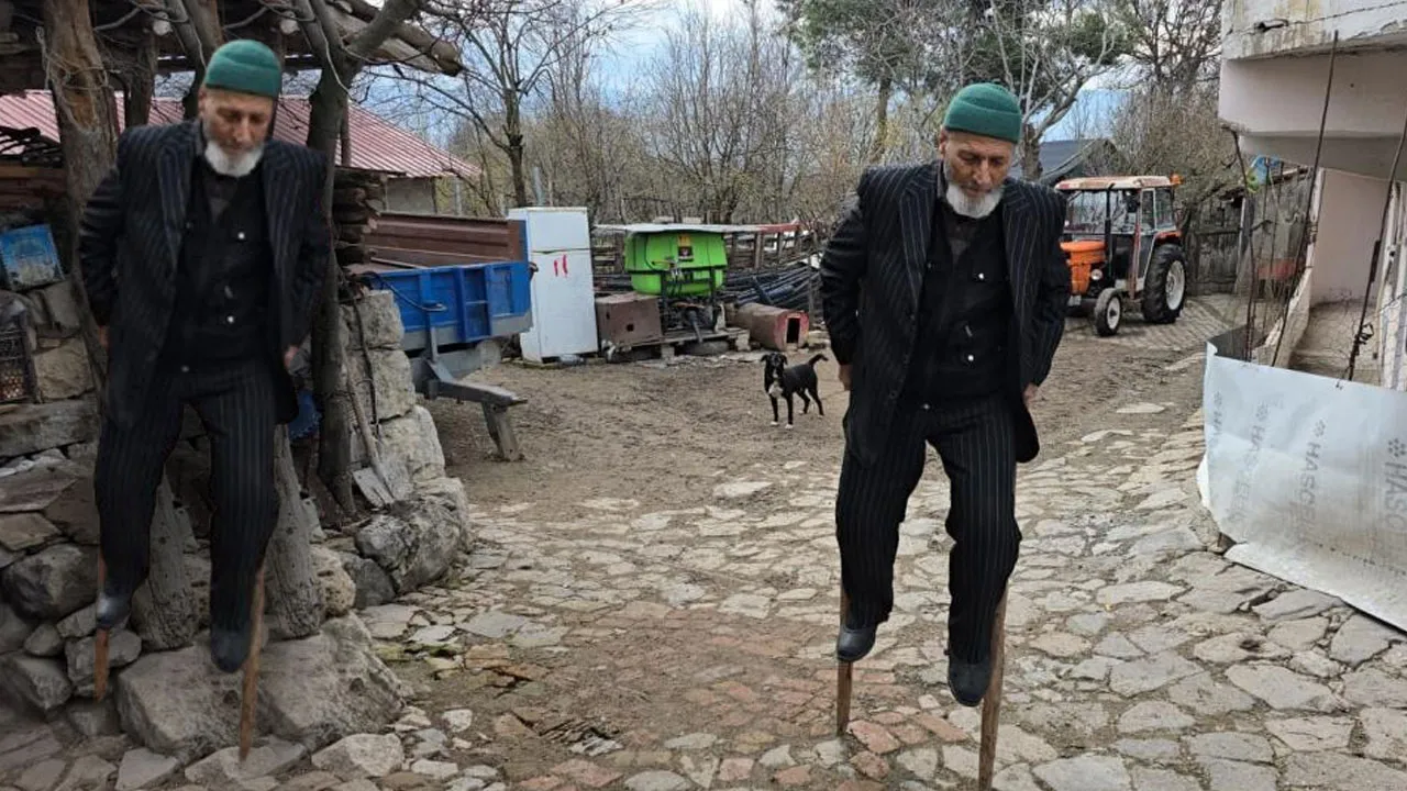 Babasının öğrendiği geleneği sürdürüyor! 83 yaşında üstüne çıkıp, her yeri yürüyor