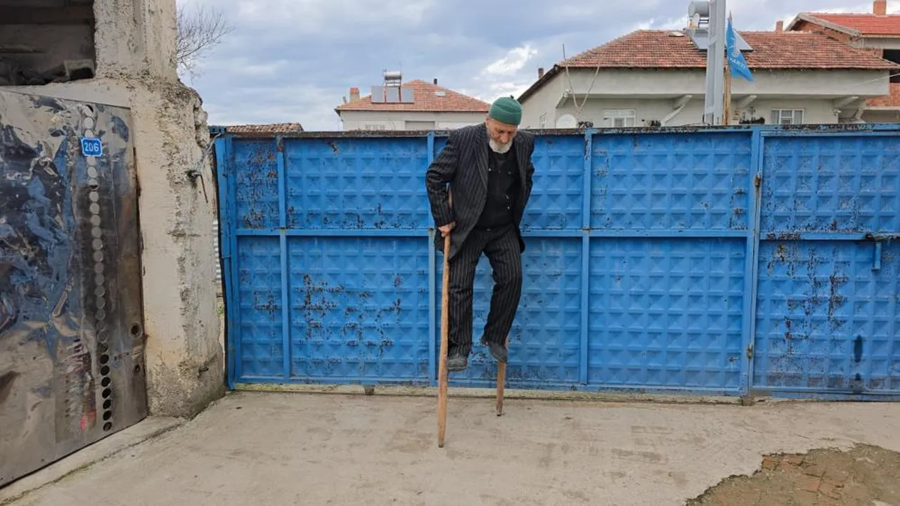 Babasının öğrendiği geleneği sürdürüyor! 83 yaşında üstüne çıkıp, her yeri yürüyor