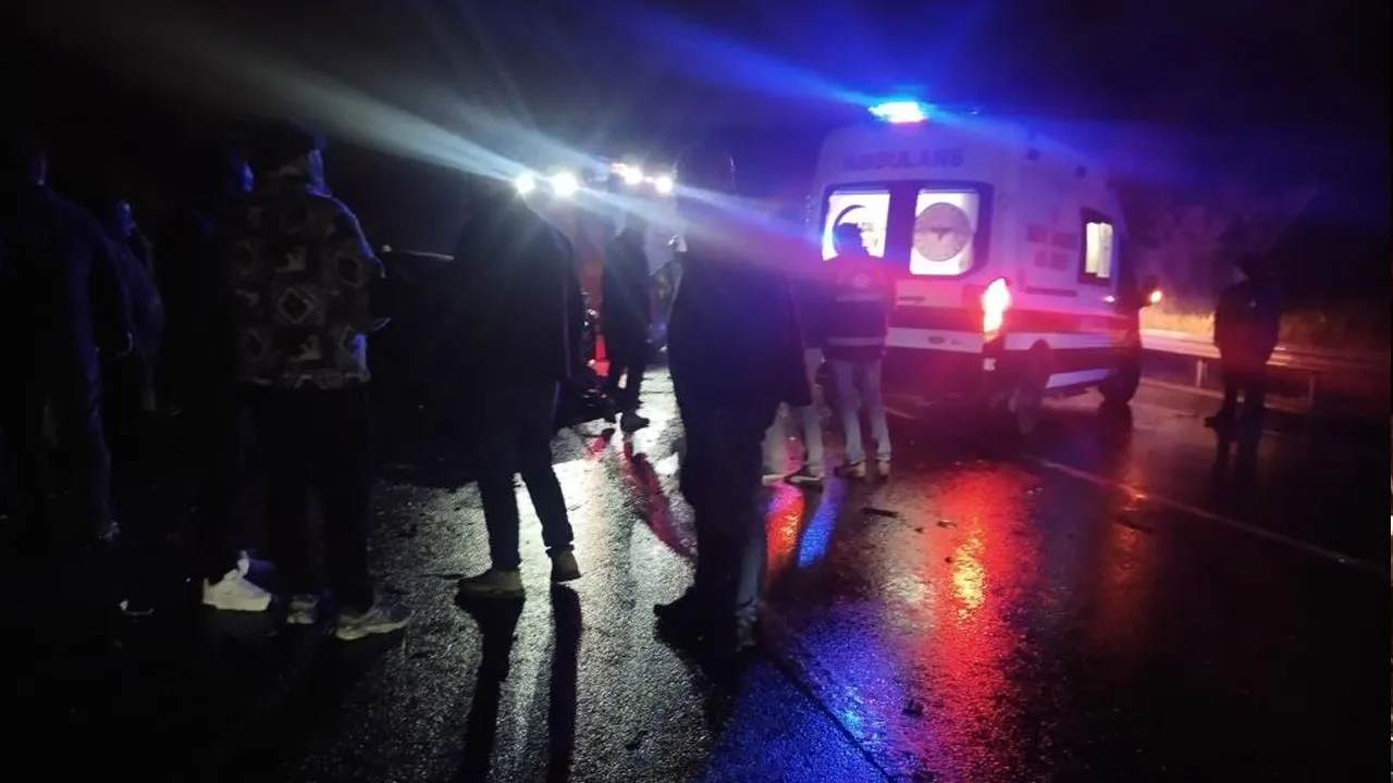 İstanbul'da feci kaza! Arabalar çarpıştı, ölü ve yaralılar var