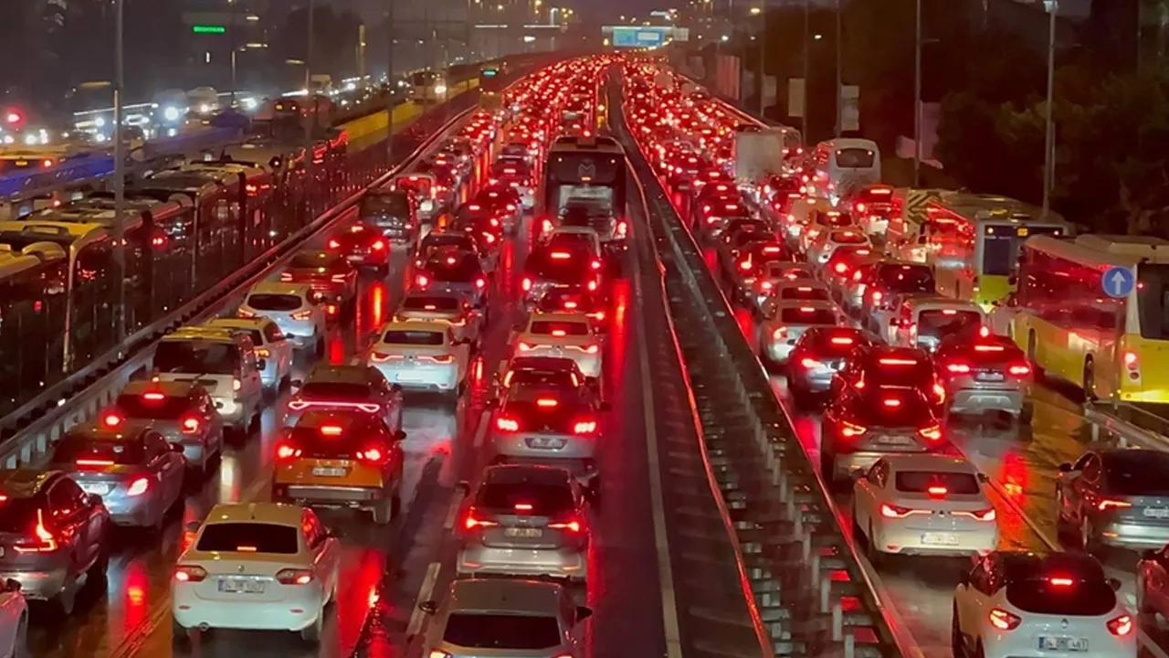 İstanbul'da trafik kilitlendi! Yoğunluk yüzde 83’e çıktı