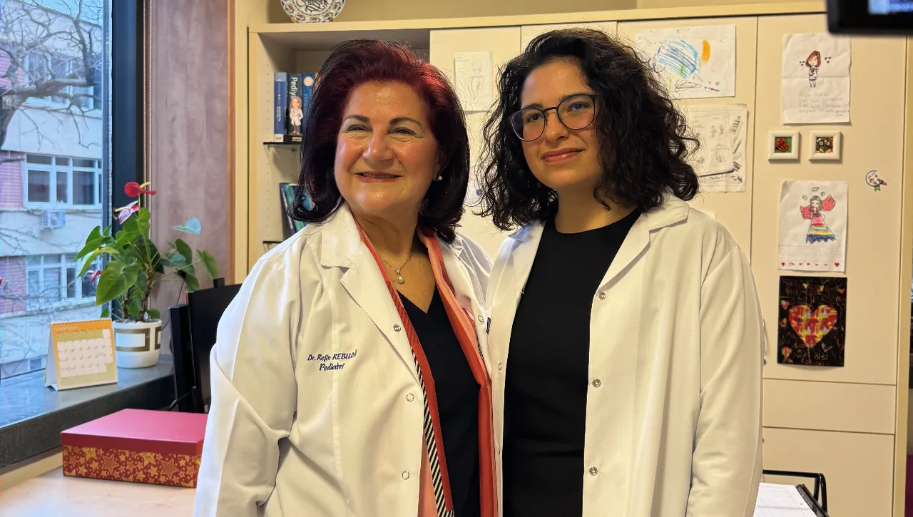 Kanserle savaşırken tıbbı kazandı! Çocuk hastalara moral oluyor