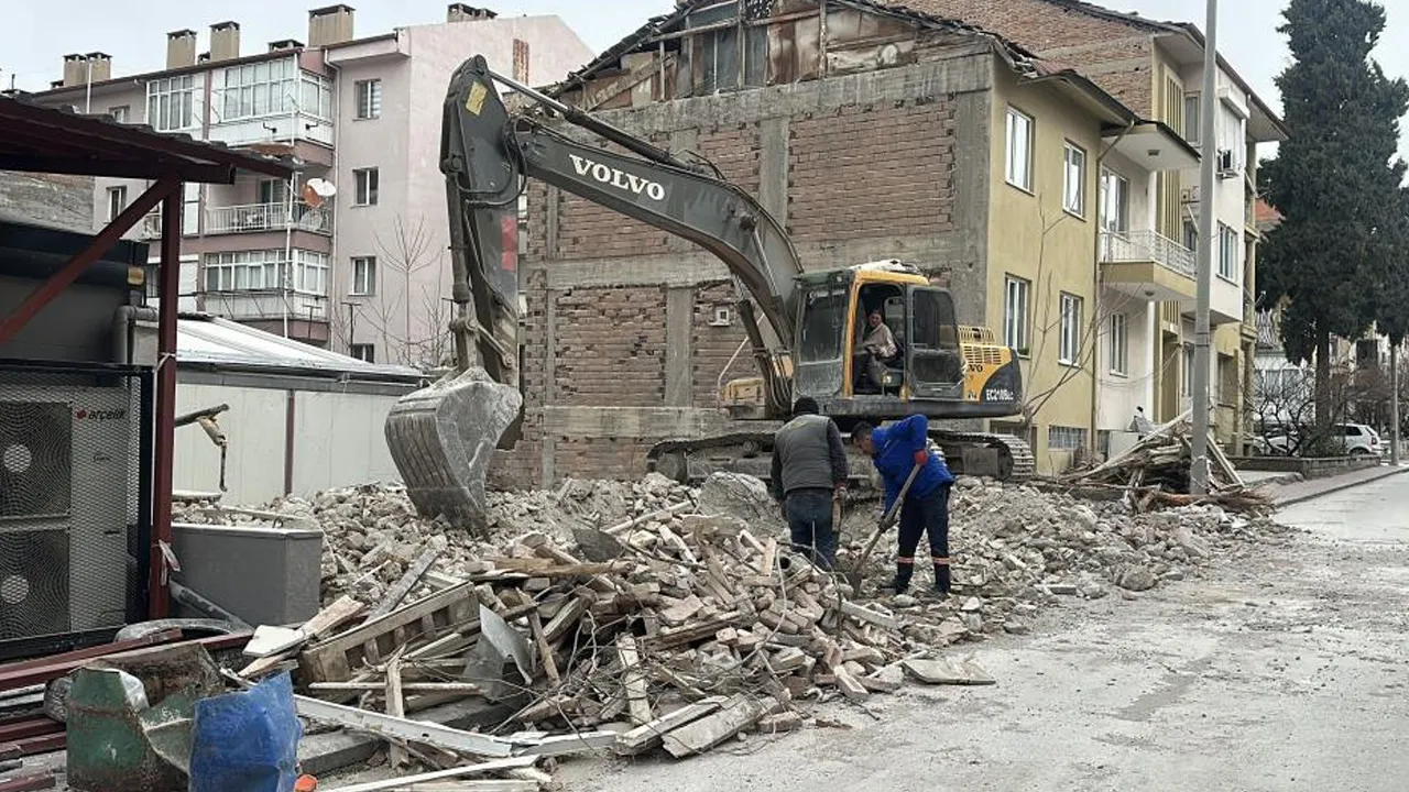 Kepçe operatörünün yanlış hamlesi yürekleri ağza getirdi! Faciadan dönüldü