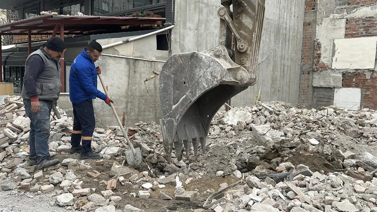 Kepçe operatörünün yanlış hamlesi yürekleri ağza getirdi! Faciadan dönüldü