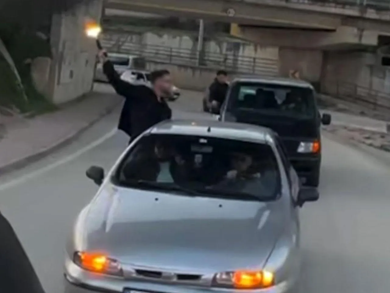 Konvoyda havaya ateş eden şahıs pes dedirtti! O anlar kamerada