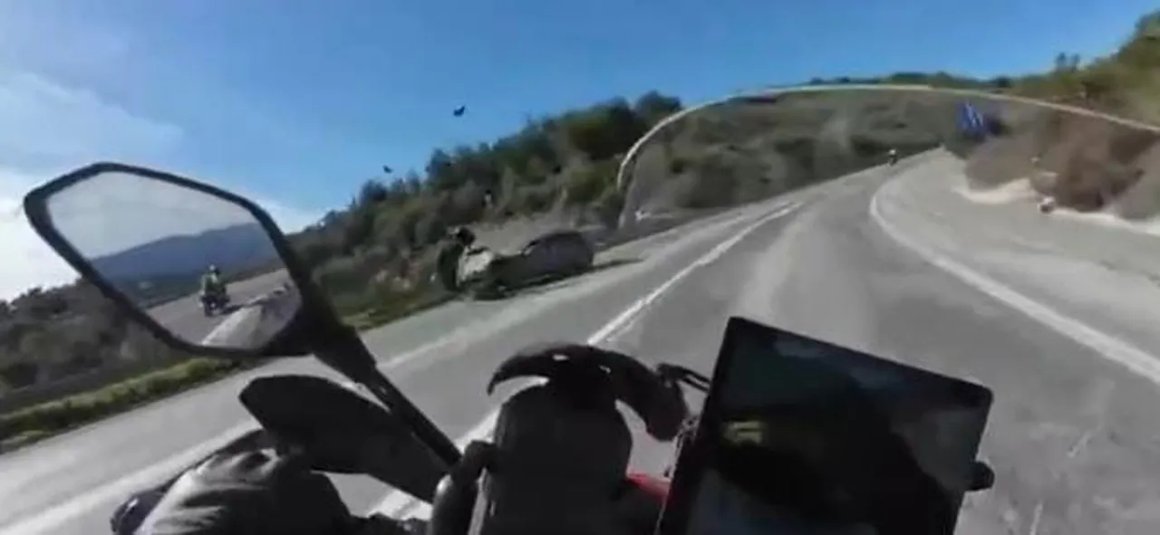 Motosiklet, otomobille çarpıştı! Feci ölüm kamerada