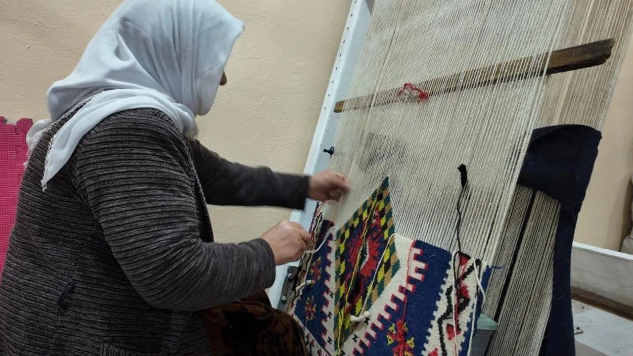 Şırnaklı kadınlar ilmek ilmek işliyor! Bir tanesi 3 ayda bitiyor, yazın satılıyor