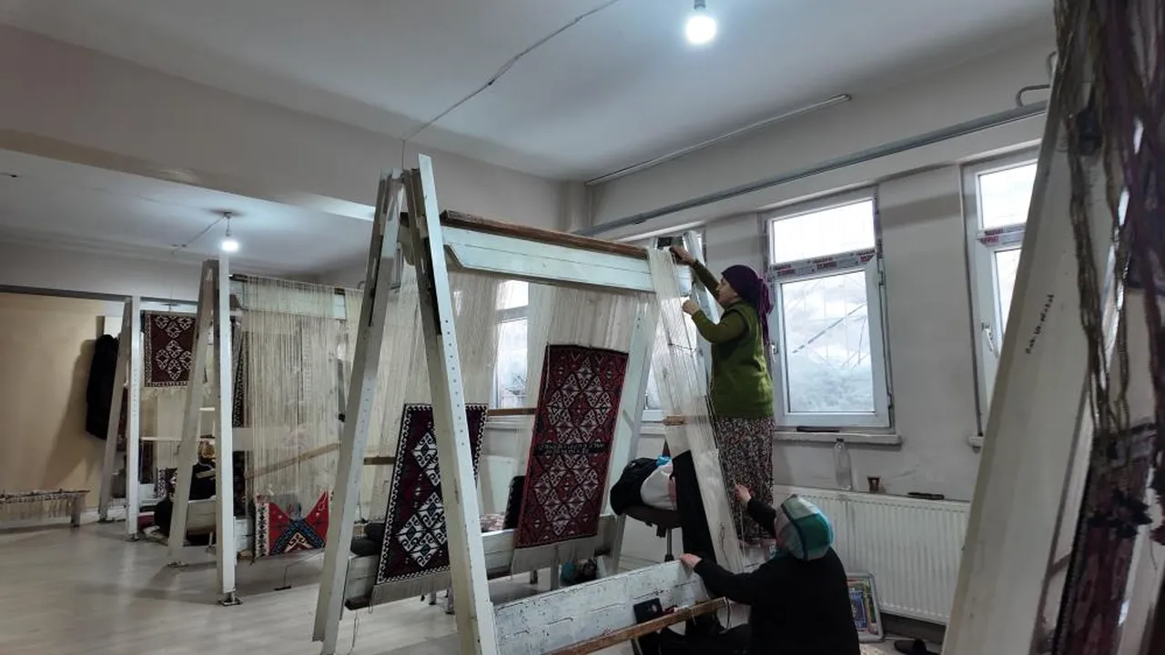 Şırnaklı kadınlar ilmek ilmek işliyor! Bir tanesi 3 ayda bitiyor, yazın satılıyor