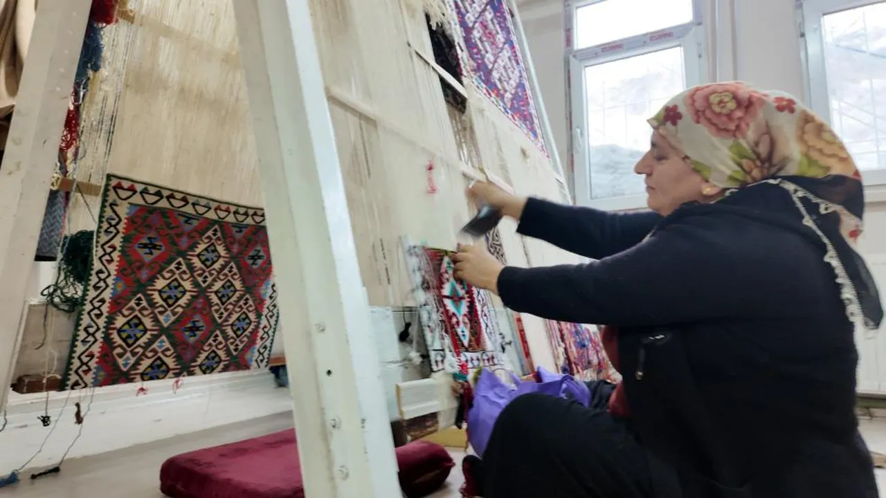 Şırnaklı kadınlar ilmek ilmek işliyor! Bir tanesi 3 ayda bitiyor, yazın satılıyor