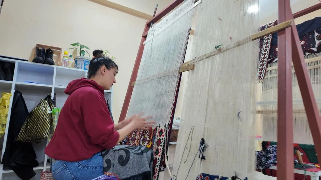 Şırnaklı kadınlar ilmek ilmek işliyor! Bir tanesi 3 ayda bitiyor, yazın satılıyor