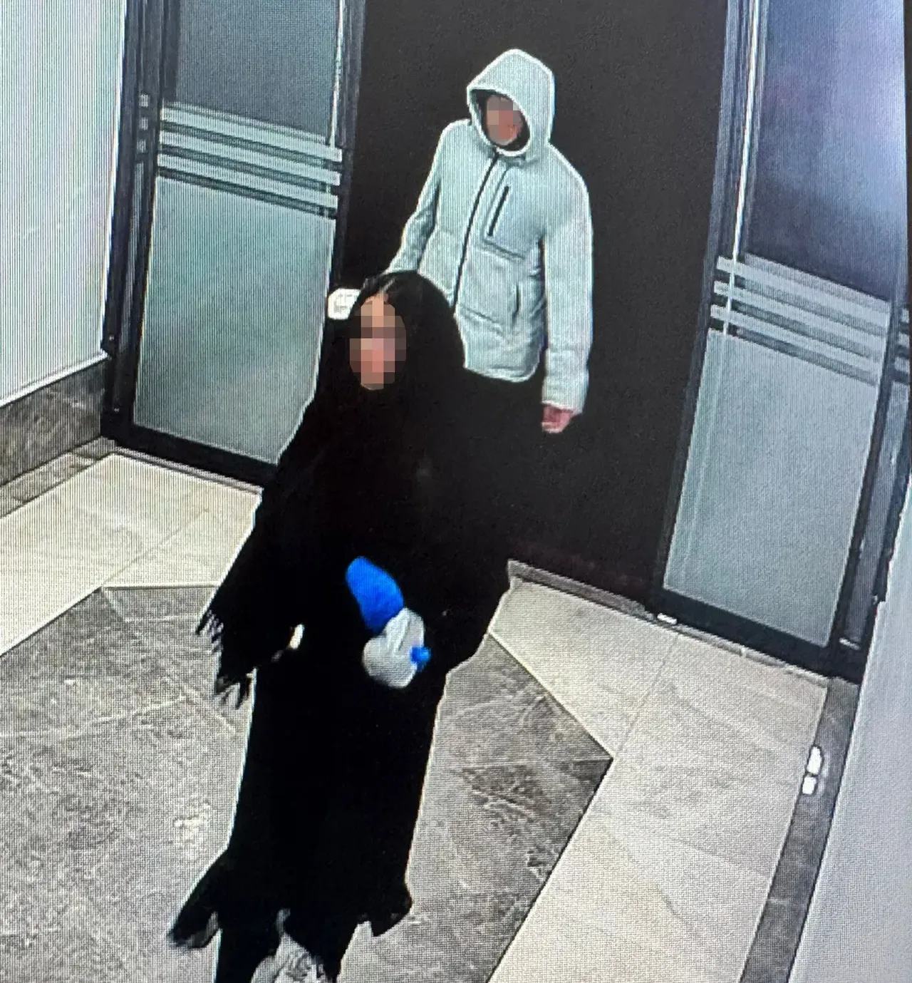 Apartmanda büyü paniği! Kapı kapı dolaşıp idrar dökmüşler