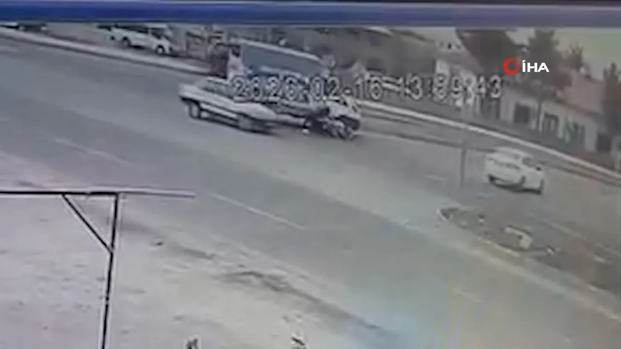 Diyarbakır'da motosiklet kamyonetle çarpıştı! Feci kaza kamerada