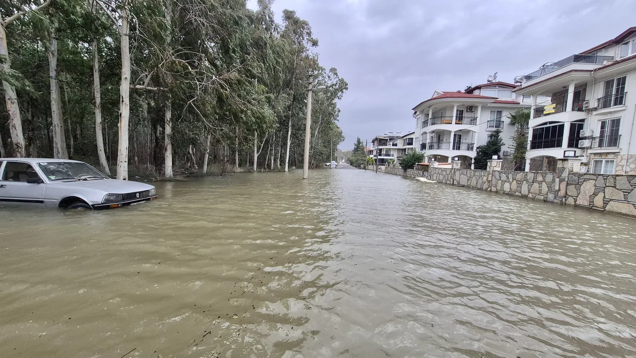 Göl yükseldi; ev, iş yeri ve araçlar suya gömüldü