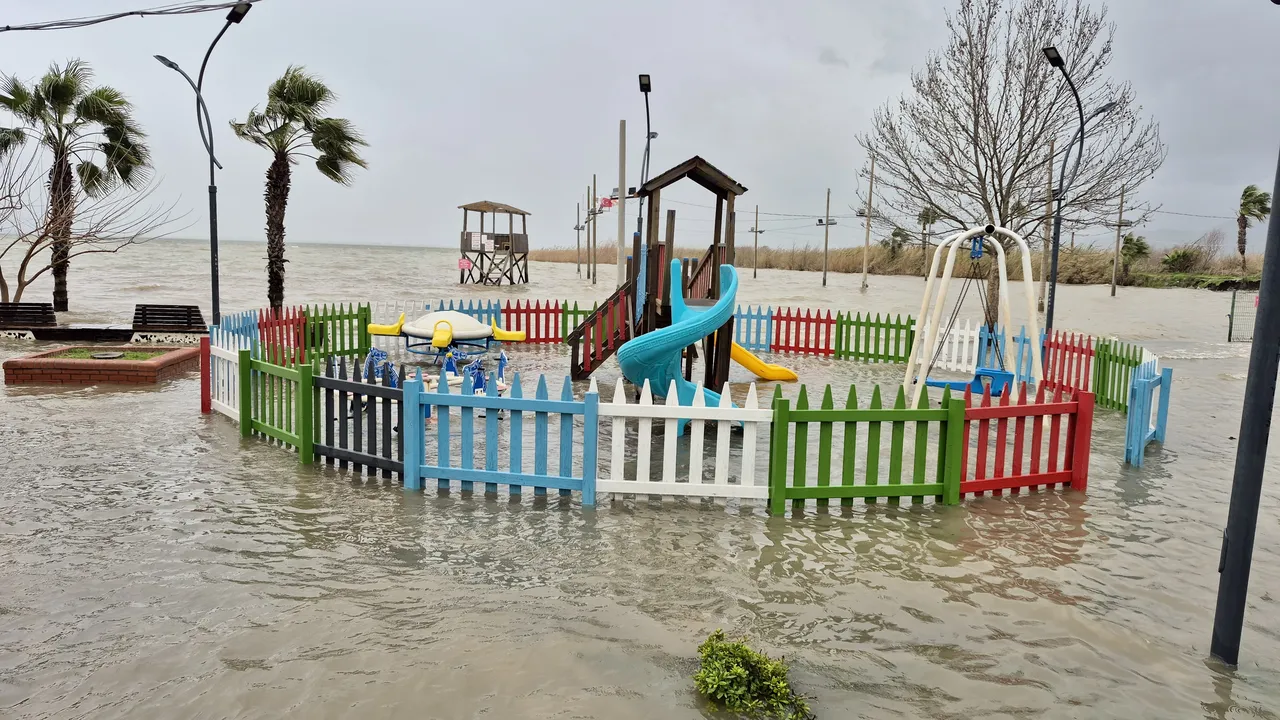 Göl yükseldi; ev, iş yeri ve araçlar suya gömüldü