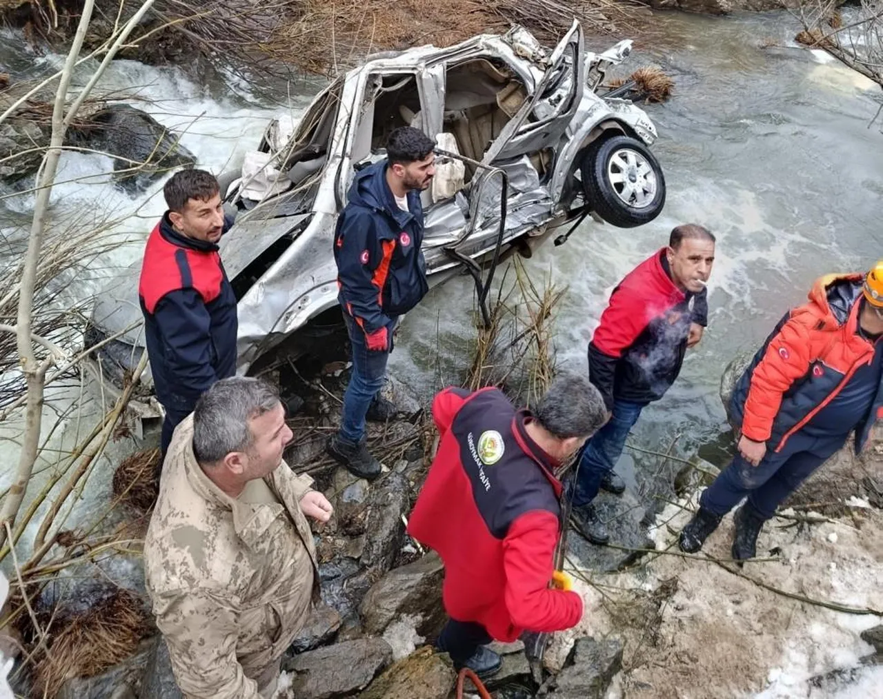 Güroymak'ta otomobil uçuruma yuvarlandı! 3 ölü, 5 ağır yaralı