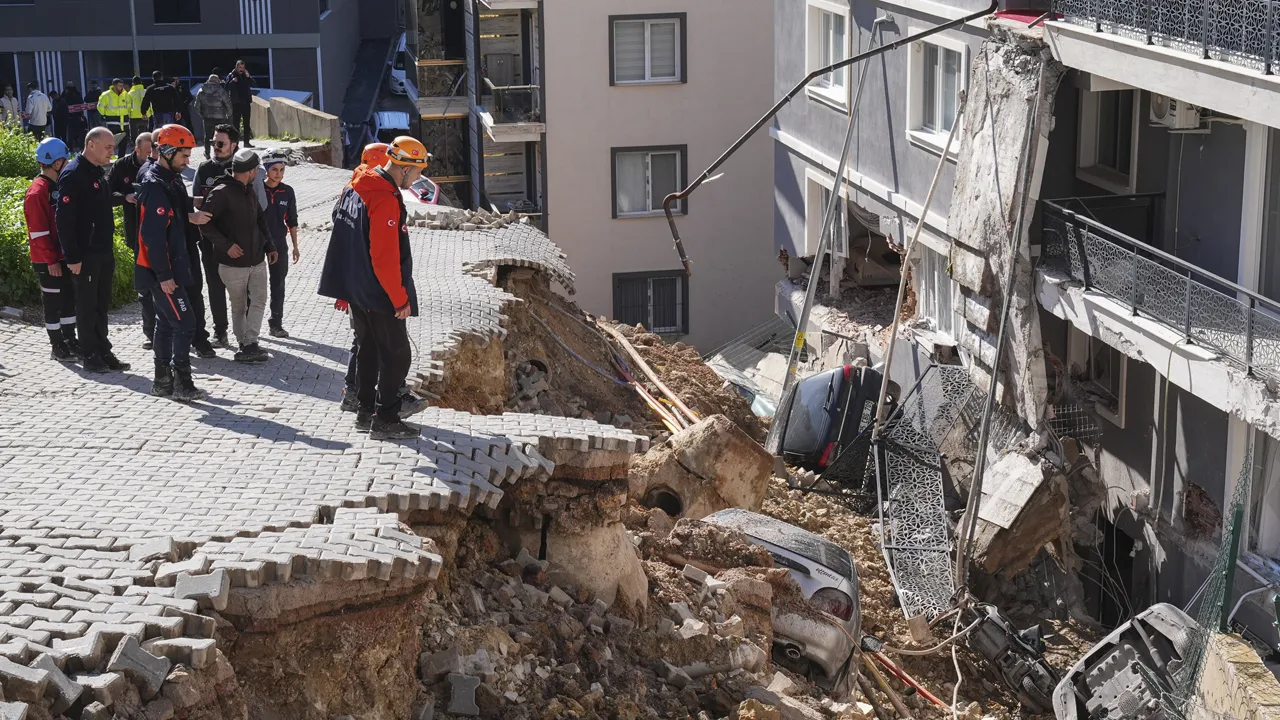 İzmir'deki yağış sonrası çöken istinat duvarının müteahhidi yakalandı
