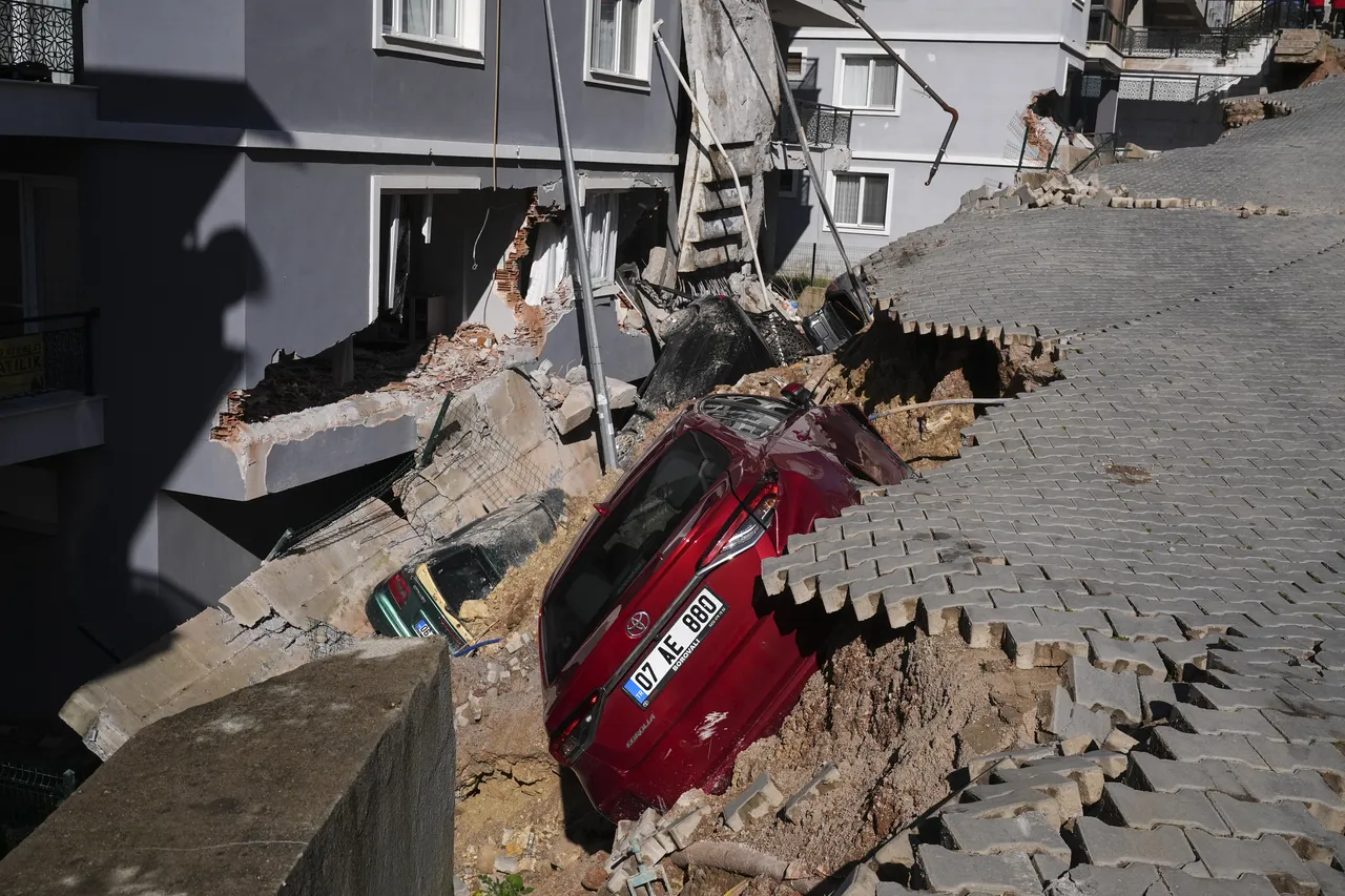 İzmir'deki yağış sonrası çöken istinat duvarının müteahhidi yakalandı