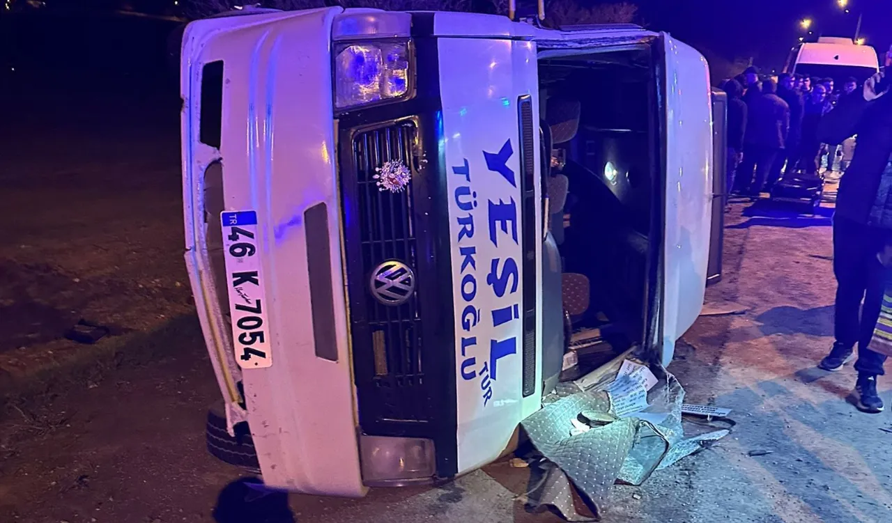 Kahramanmaraş’ta minibüs devrildi! 11 yaralı