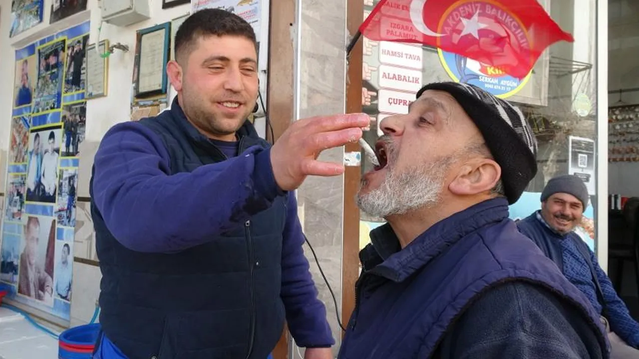 Kilis'te hamsi sevinci! Vatandaşlar çiğ çiğ yedi