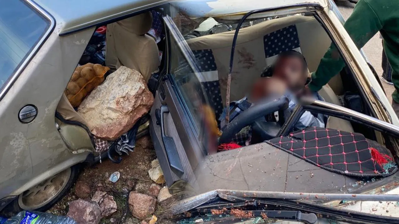 Kopan kaya seyir halindeki araca isabet etti! 2'si ağır 4 yaralı