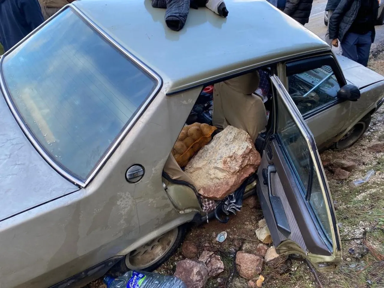Kopan kaya seyir halindeki araca isabet etti! 2'si ağır 4 yaralı