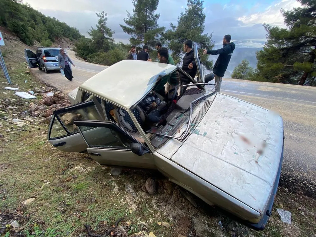 Kopan kaya seyir halindeki araca isabet etti! 2'si ağır 4 yaralı