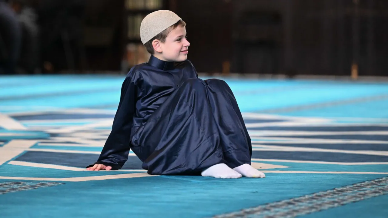 Küçük Joshua nefret karşıtlığı için camide