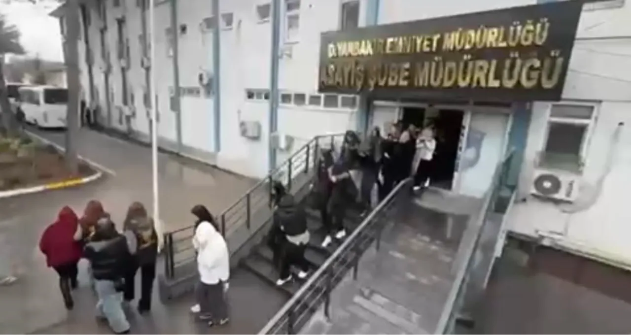 Masaj salonu değil, fuhuş bataklığı! Çok sayıda tutuklu var