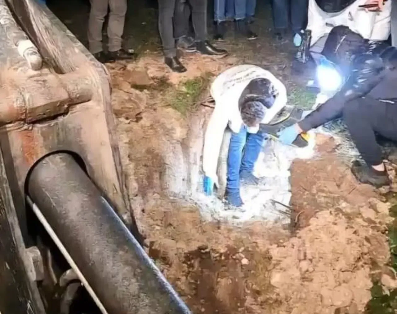 Mezarlığa gömülen esrarengiz paket tedirgin etti!