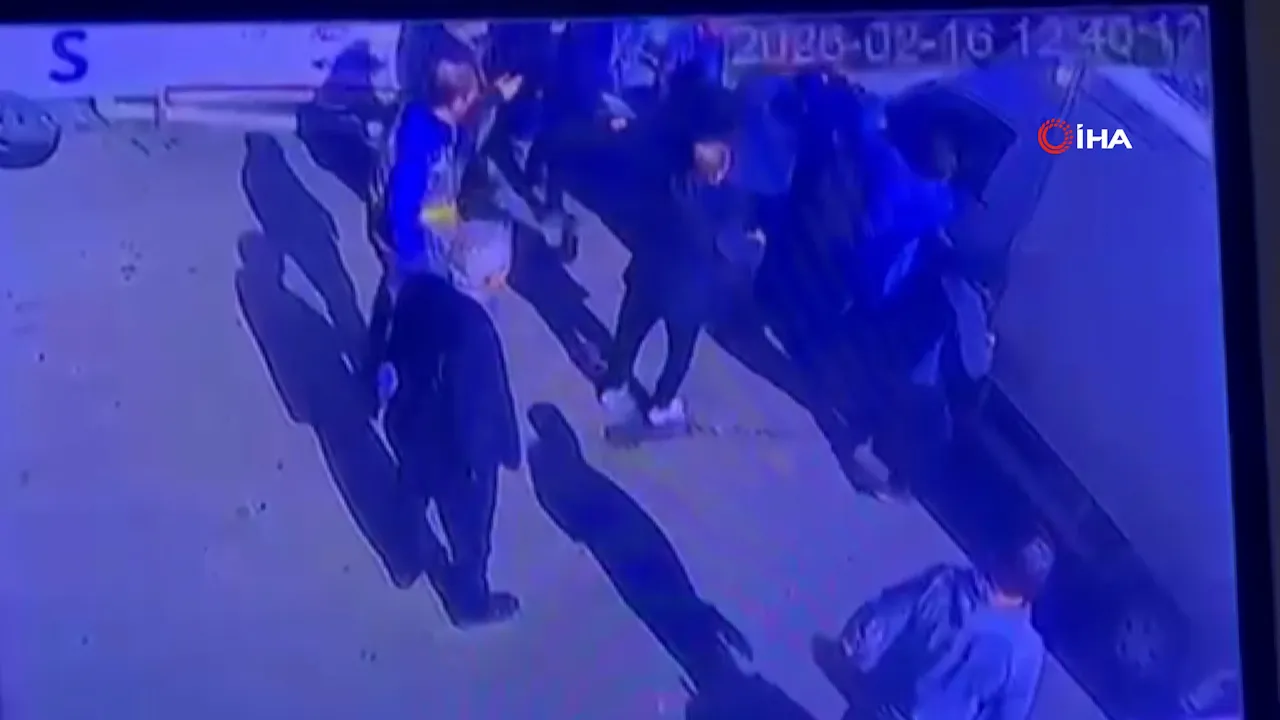 Sanayide yumruklu yol verme kavgası! O anlar kamerada