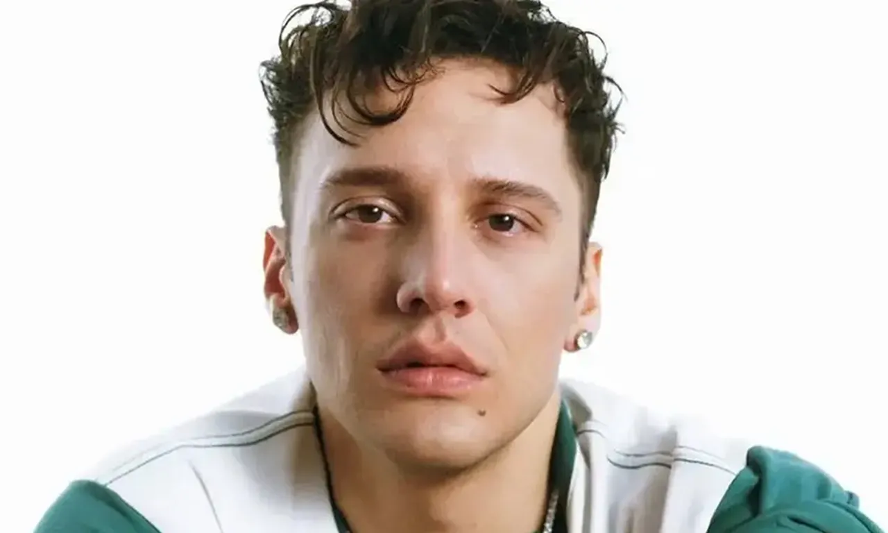 Şarkıcı Edis hakkında yakalama kararı çıkarıldı