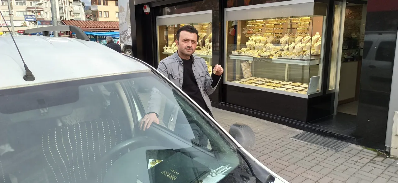 2012 model aracını satışa çıkardı! Para değil, altın istiyor