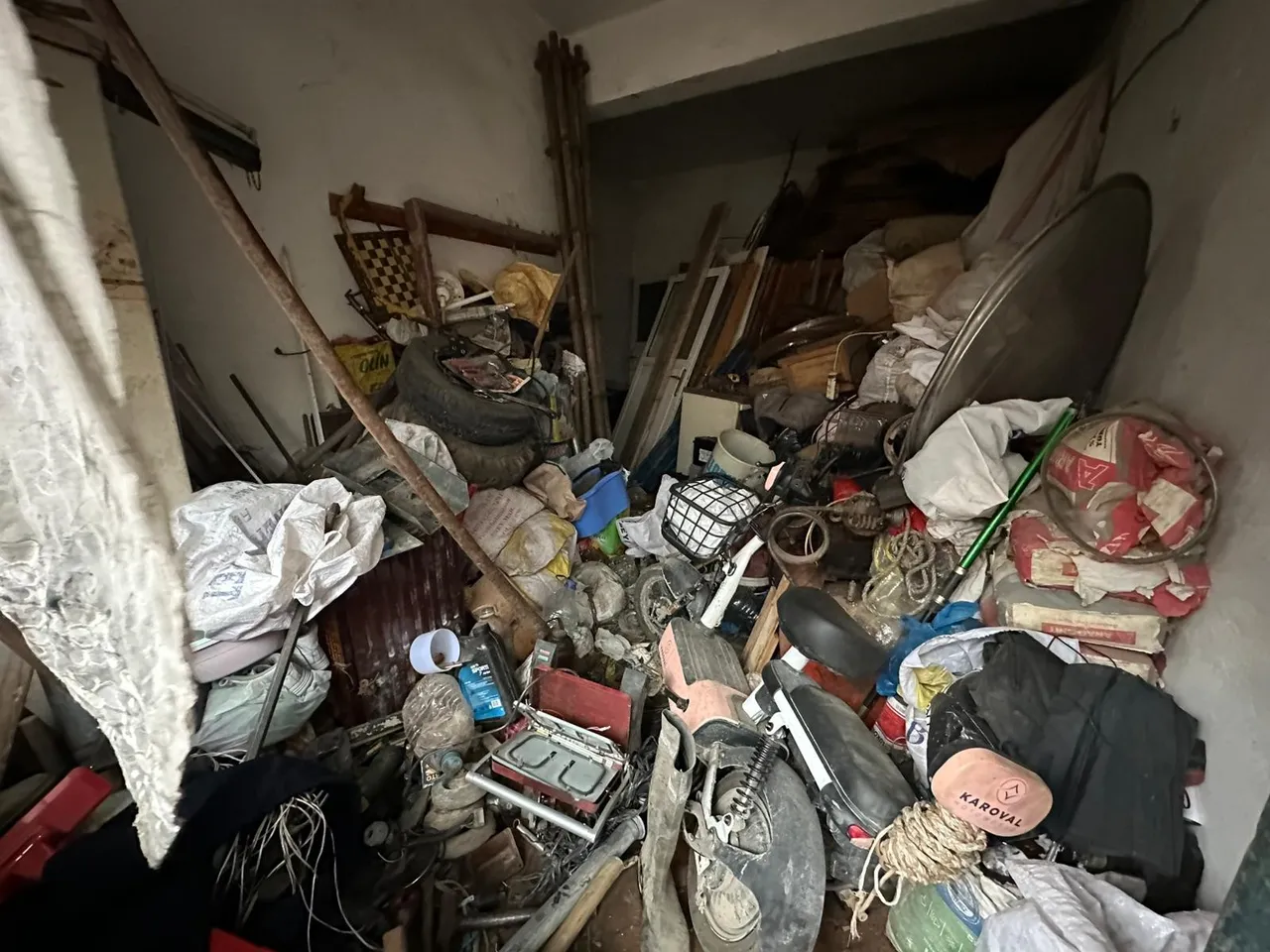 25 yıldır evinde biriktiriyordu! İki günde 20 kamyonla ancak çıkarıldı