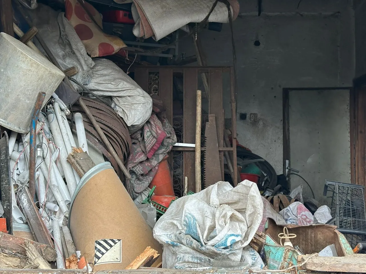 25 yıldır evinde biriktiriyordu! İki günde 20 kamyonla ancak çıkarıldı