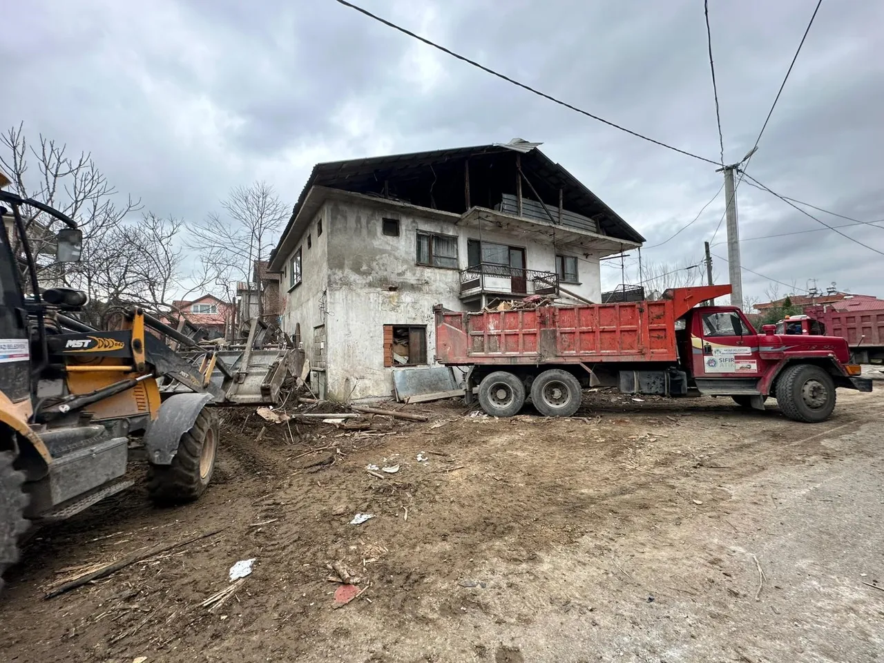 25 yıldır evinde biriktiriyordu! İki günde 20 kamyonla ancak çıkarıldı