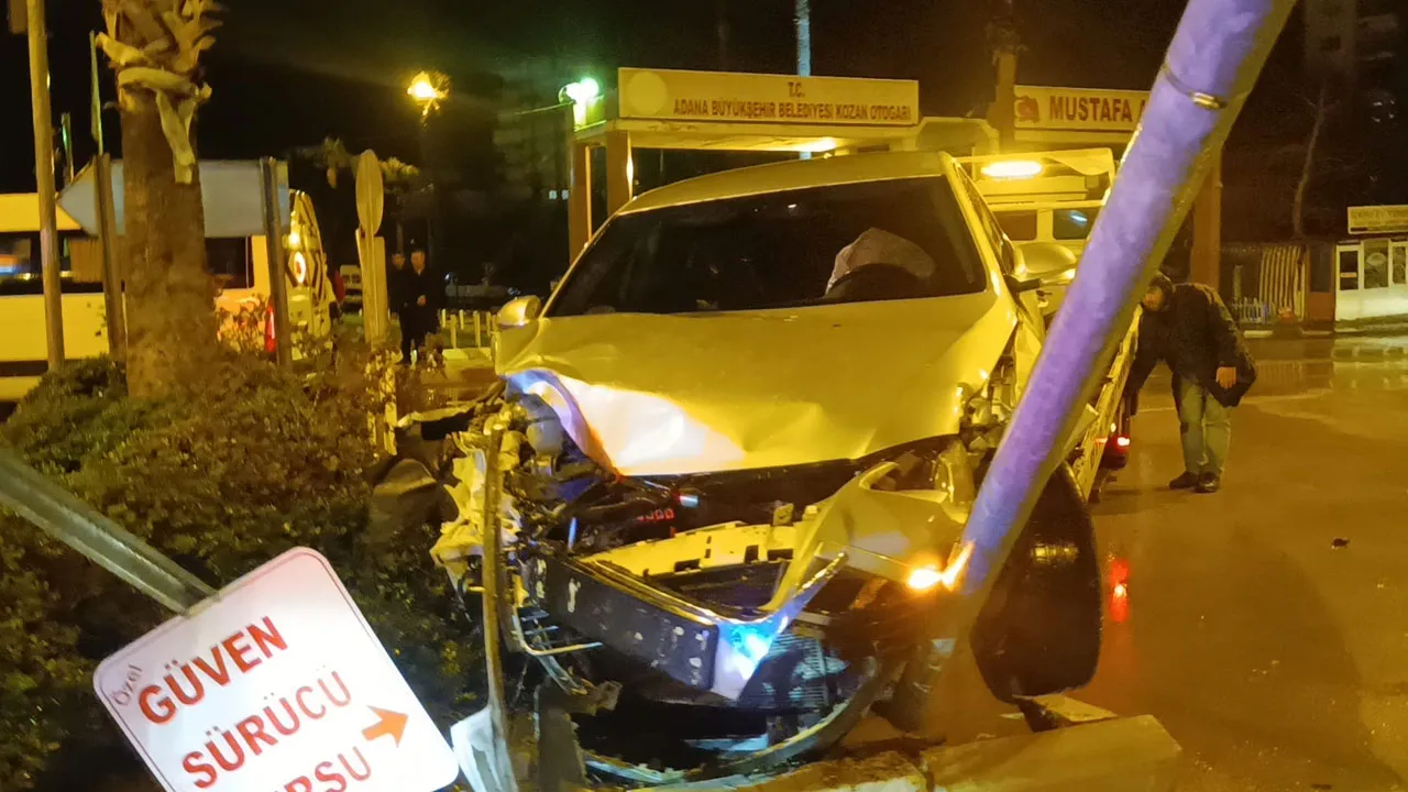 Adana'da kaza! Otomobil minibüsle çarpıştı, yaralılar var