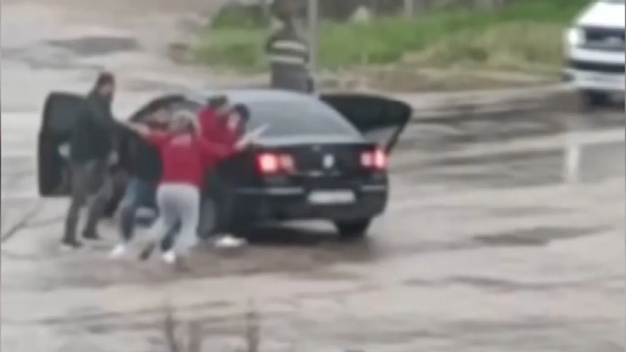 Adana'da sopalı trafik kavgası! Kadın sürücü ortalığı birbirine kattı