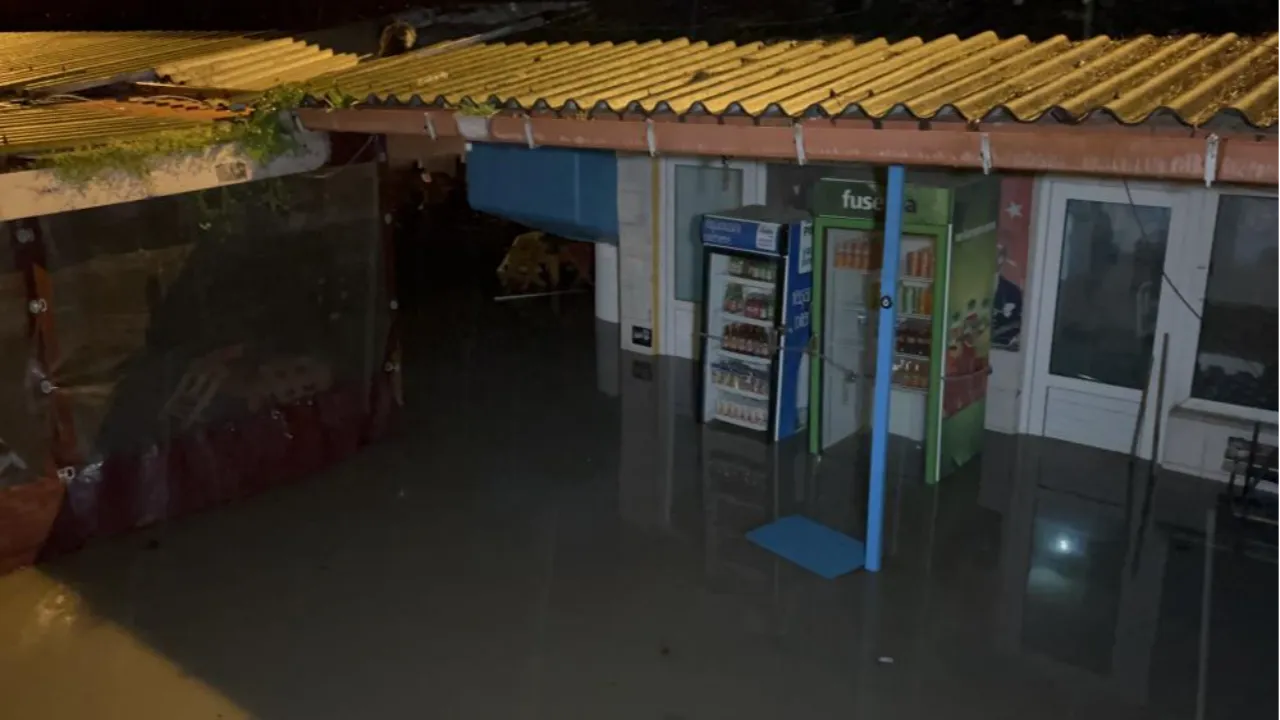 Çanakkale'yi ikiye bölen Sarıçay taştı, iş yerlerini su bastı