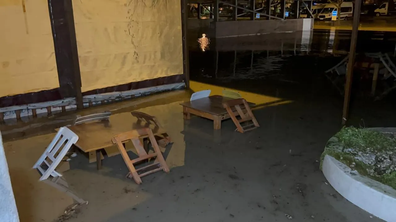 Çanakkale'yi ikiye bölen Sarıçay taştı, iş yerlerini su bastı