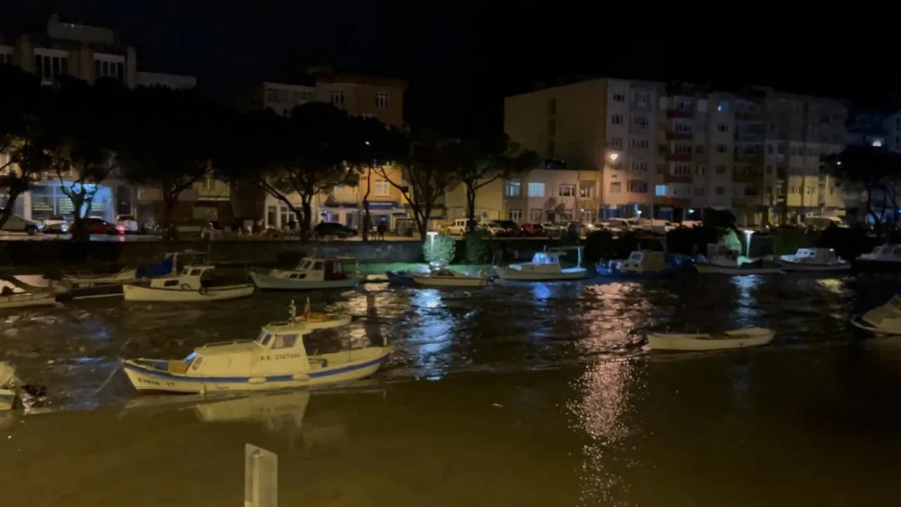 Çanakkale'yi ikiye bölen Sarıçay taştı, iş yerlerini su bastı