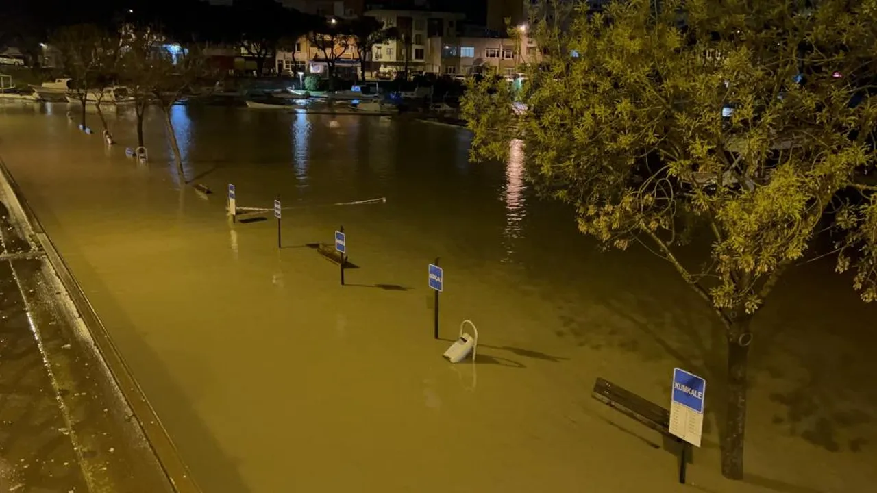 Çanakkale'yi ikiye bölen Sarıçay taştı, iş yerlerini su bastı
