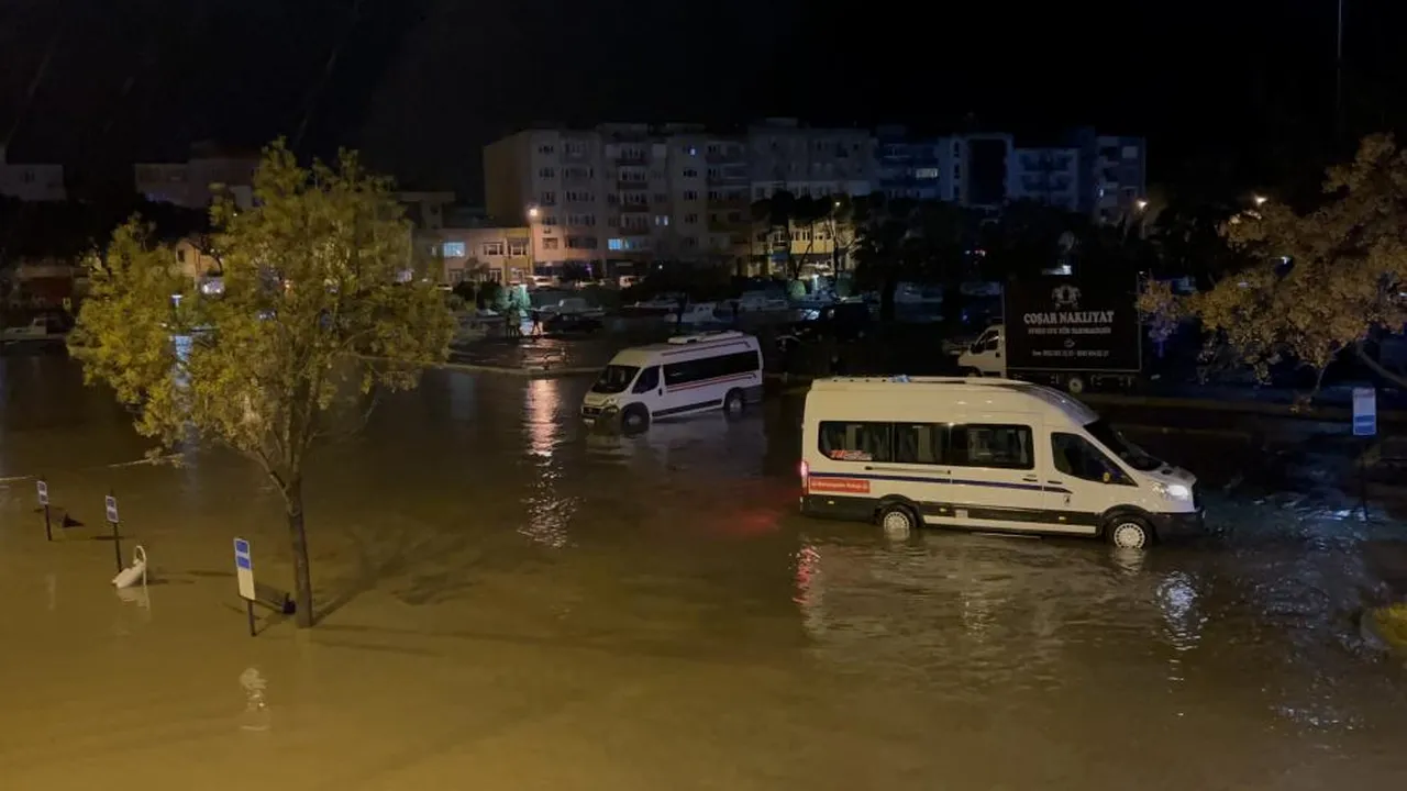 Çanakkale'yi ikiye bölen Sarıçay taştı, iş yerlerini su bastı