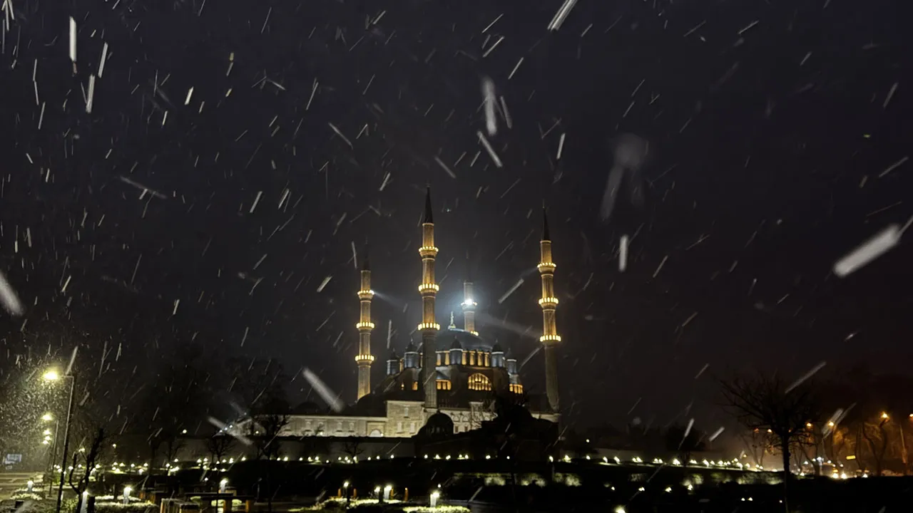 Edirne'de kar başladı! Bölge halkı güne beyaz örtü ile uyandı