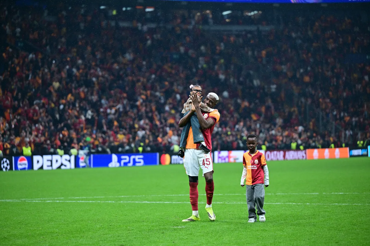 RAMS Park'ta 5-2 sonrası yaşanan sevince Osimhen çocukları da dahil oldu.