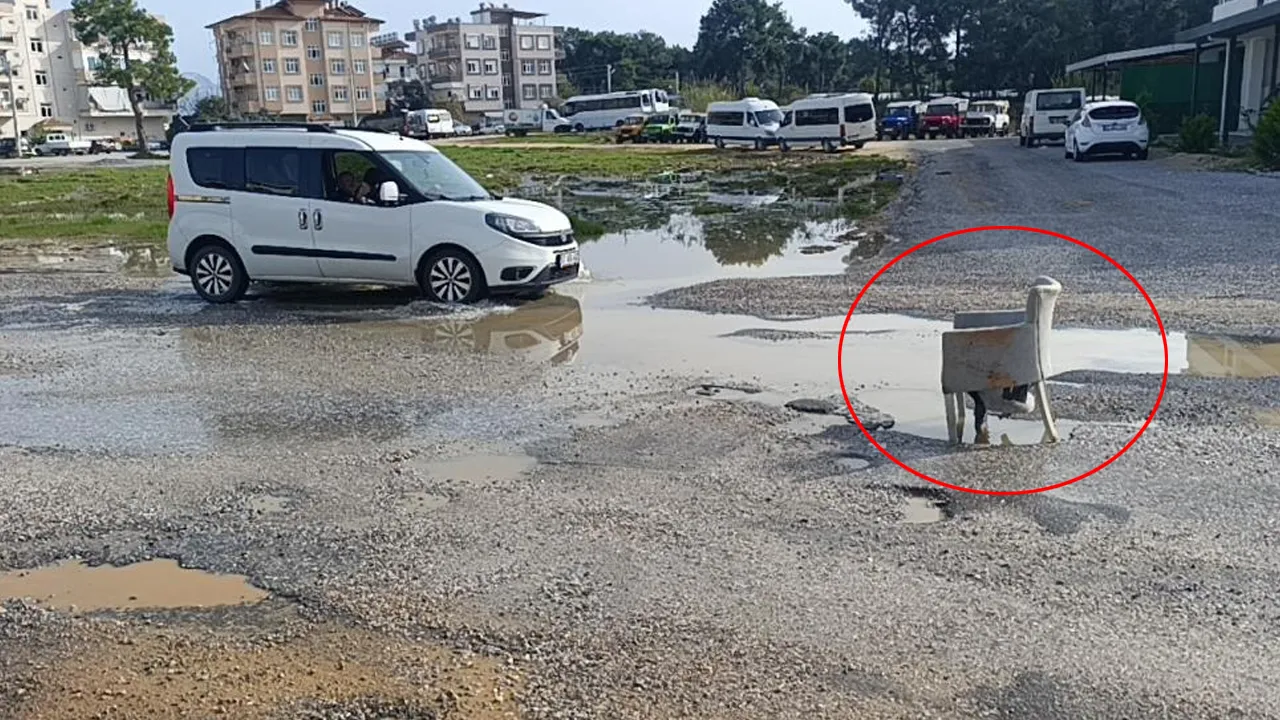 Görenler bir daha baktı! Çöken yola koltuklu önlem