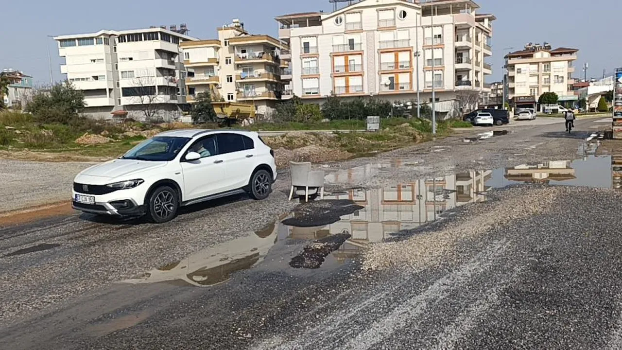 Görenler bir daha baktı! Çöken yola koltuklu önlem