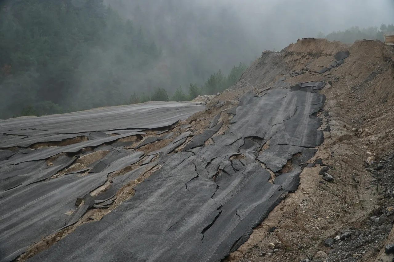Heyelan geldi, pist çöktü! Belediye başkanı uyardı: İşi olmayan ilçemize gelmesin