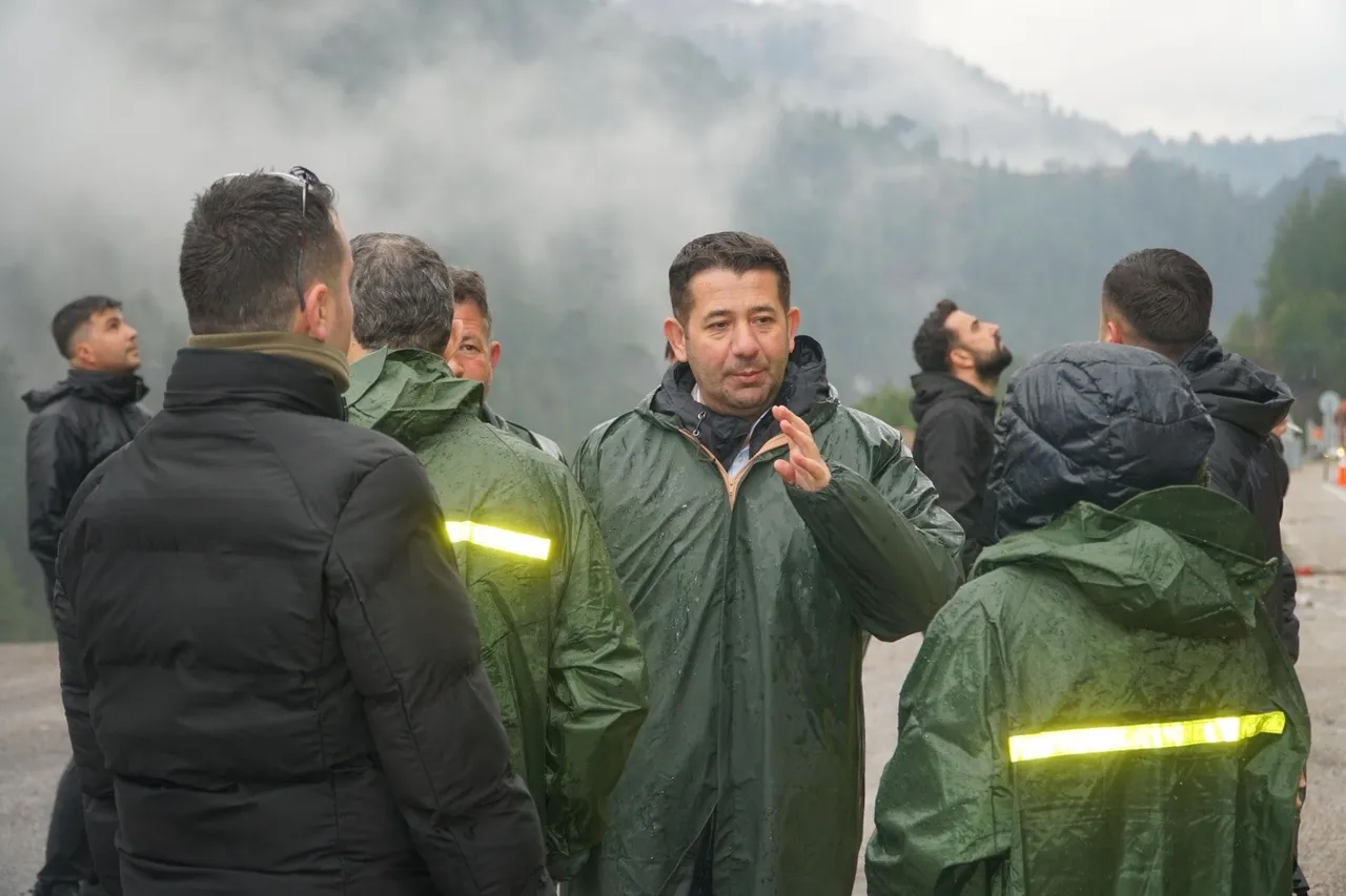 Heyelan geldi, pist çöktü! Belediye başkanı uyardı: İşi olmayan ilçemize gelmesin