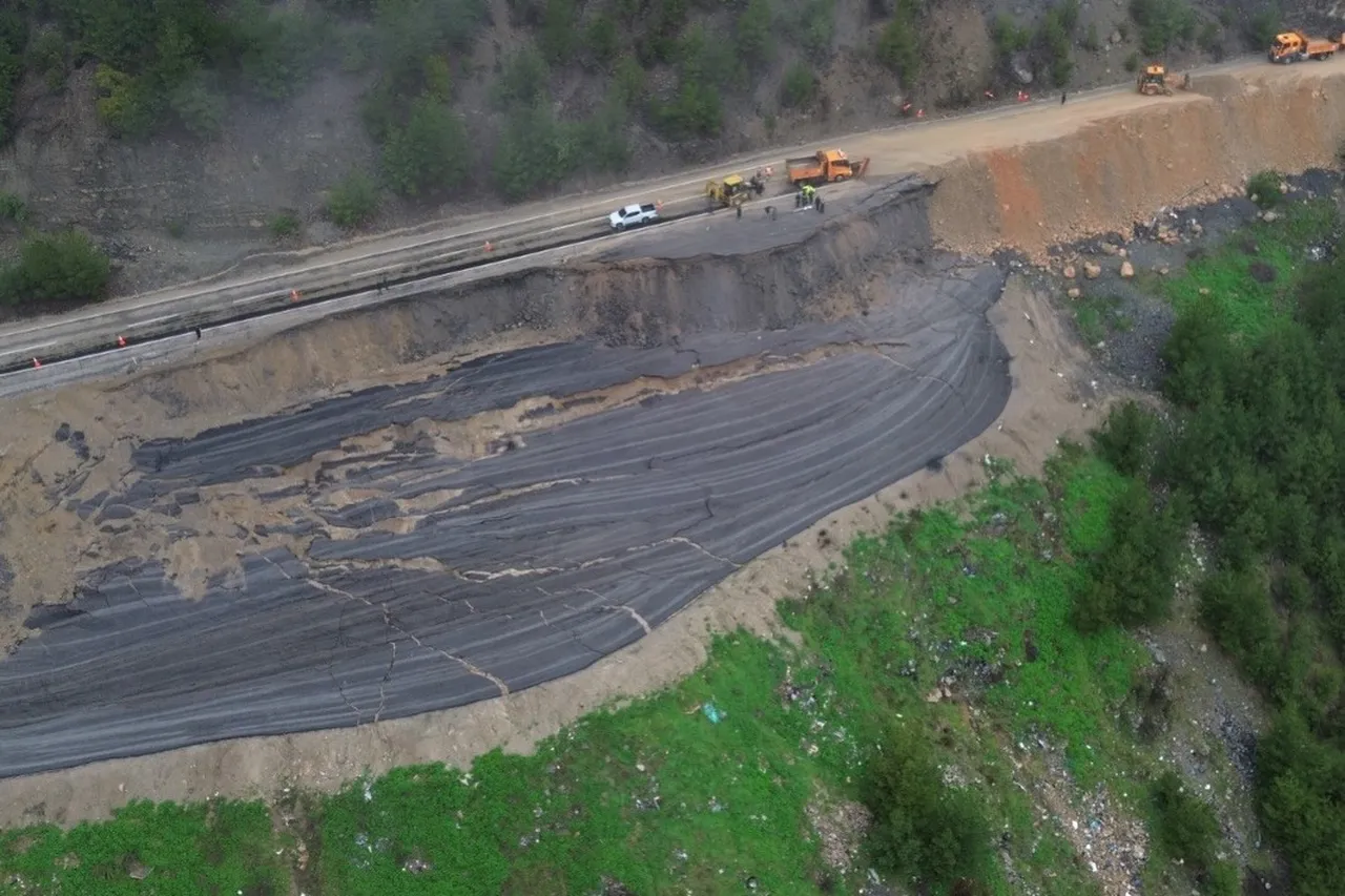 Heyelan geldi, pist çöktü! Belediye başkanı uyardı: İşi olmayan ilçemize gelmesin