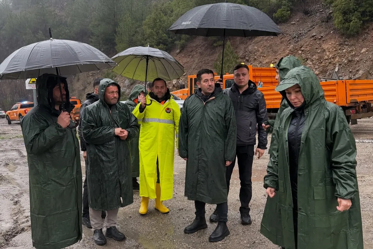 Heyelan geldi, pist çöktü! Belediye başkanı uyardı: İşi olmayan ilçemize gelmesin